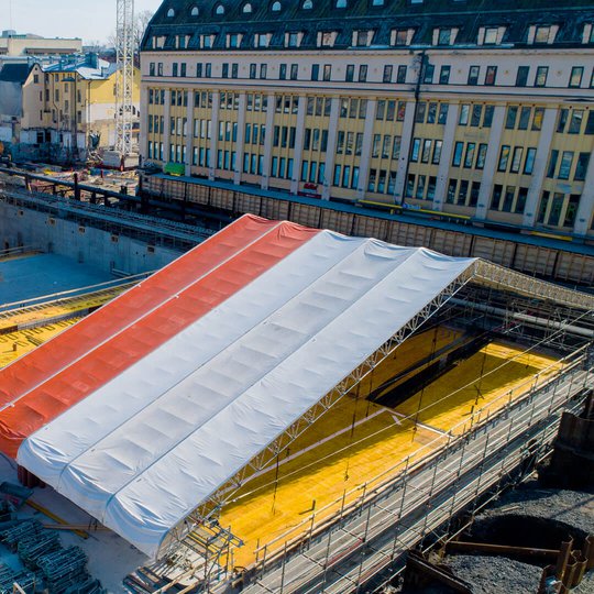 Åbo torgs byggnadsarbetsplats inspirerar till unika ställningslösningar