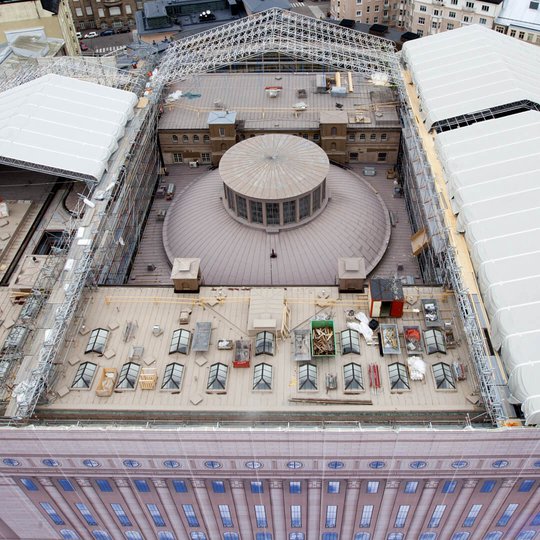 Då objektet befinner sig mitt bland huvudstadens trafikstockningar kräver de logistiska utmaningarna noggrann planering. Foto: Joonas Aula