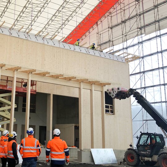 Utbildat yrkesfolk bygger Alvari träskola under väderskydd