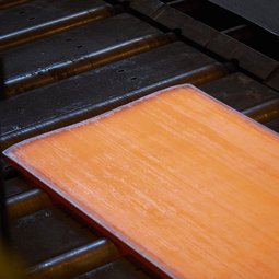 Varmvalsade stålplåtar och spolprodukter är Brahestadsfabrikens huvudprodukter.