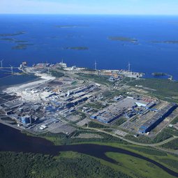 På det över 600 hektar stora området arbetar normalt cirka 2 000 av Outokumpus egna anställda.