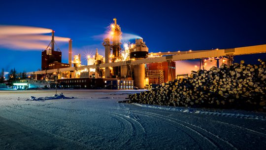 Stora Enso fortsätter produktionen medan en ny kartonglinje byggs