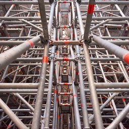 Stödställningarna för utbyggnaden av vattenkraftverkets maskinenhet har en bärkraft på över 1 000 ton.